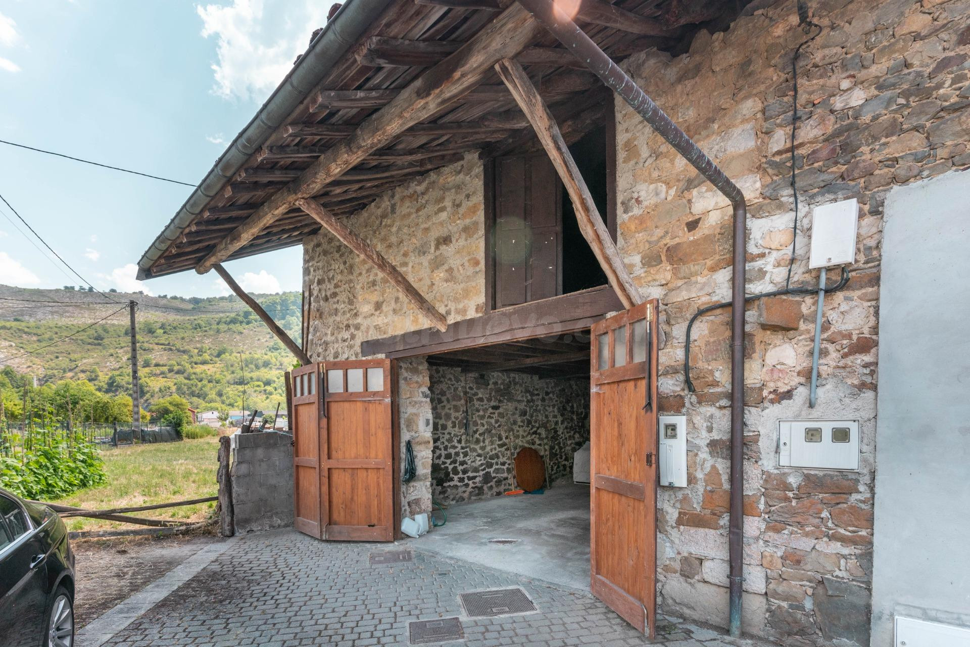 CASA PIEDRA CON TERRENO EN VENTA EN RIOSECO