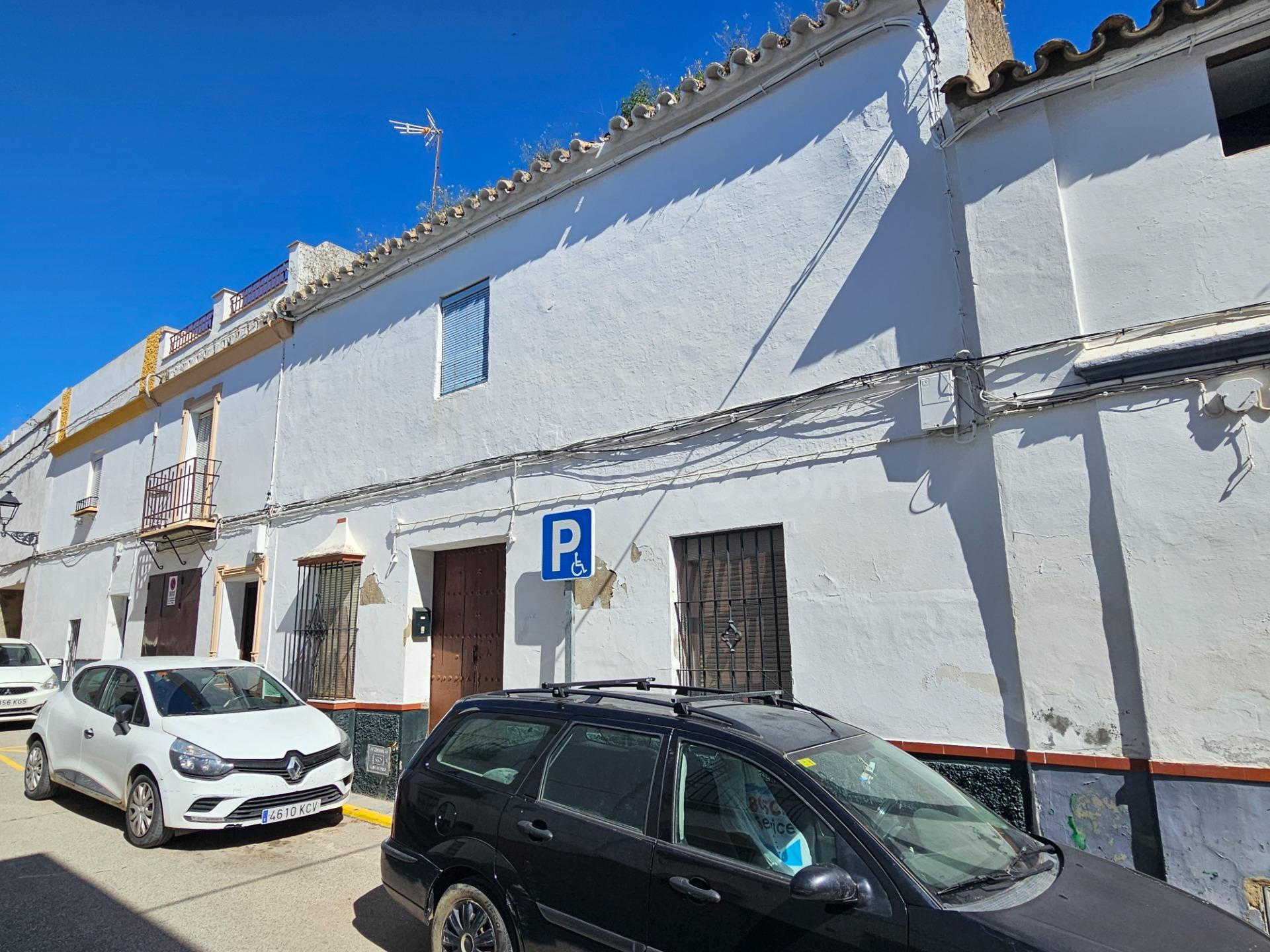 CASA CON AMPLIOS EXTERIORES EN BARRIO SAN MIGUEL