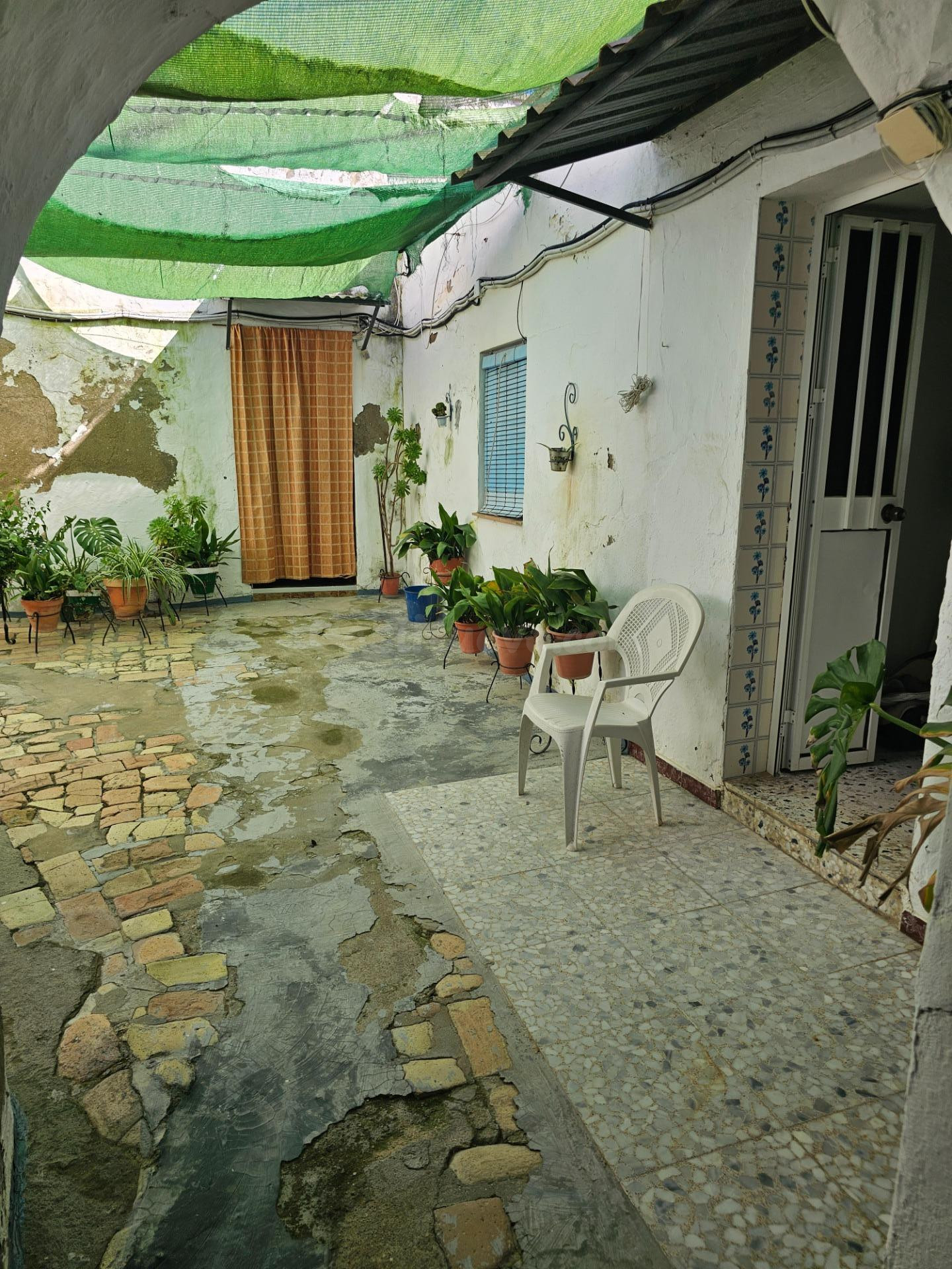 CASA CON AMPLIOS EXTERIORES EN BARRIO SAN MIGUEL - foto 3