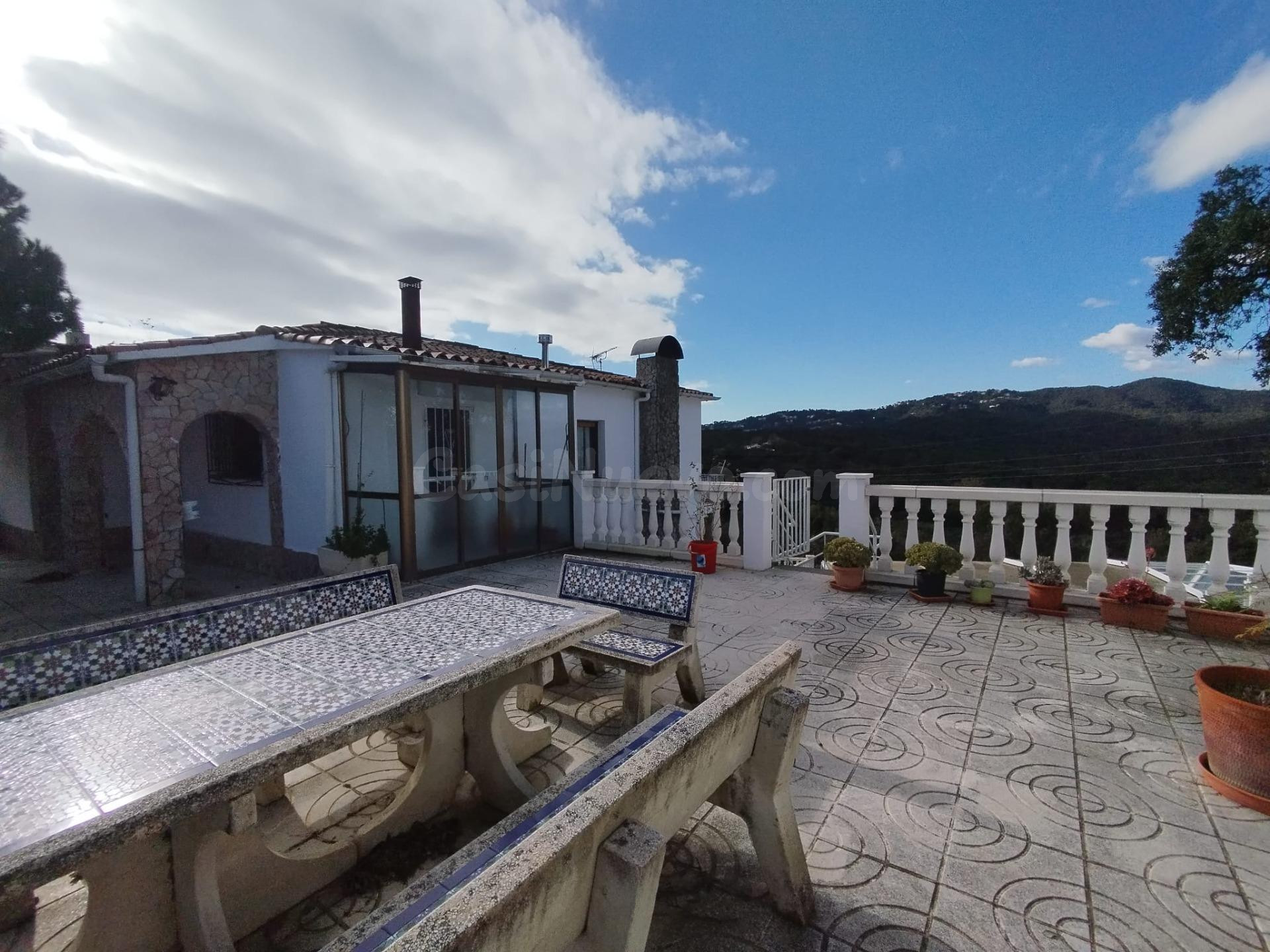 GRAN CASA A CUATRO VIENTOS A LA ENTRADA DE MAS CARBO