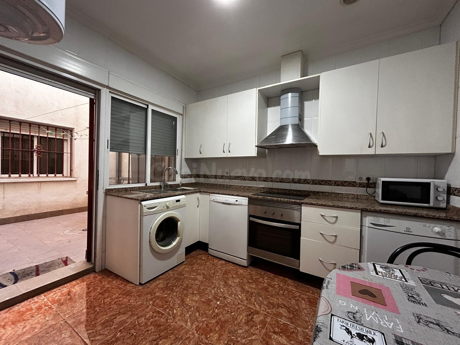 Planta baja de 4 dormitorios con patio en Espinardo, ideal para estudiantes