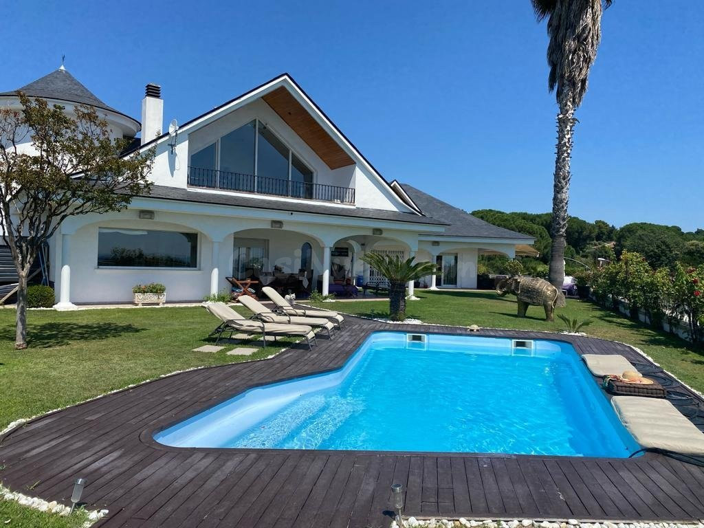 ESPECTACULAR CHALET CON PISCINA Y JARDÍN