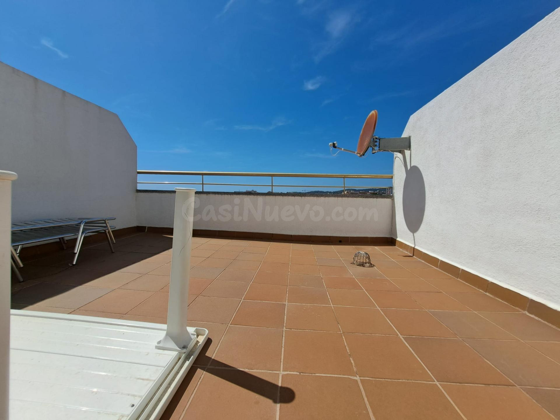 Dúplex en venda  a segona línia de mar amb 2 terrasses, piscina, pàrquing i traster  a Pineda de Mar