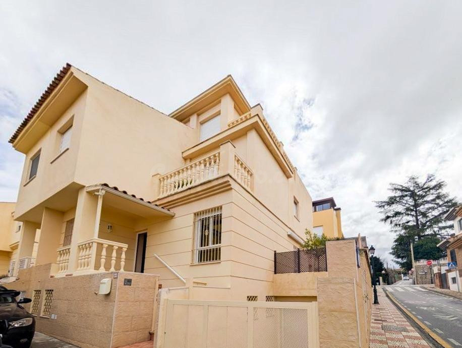 Exclusiva Residencia Unifamiliar en Cájar: Haciendo esquina. Espacio, Calidad y Bienestar para su Familia