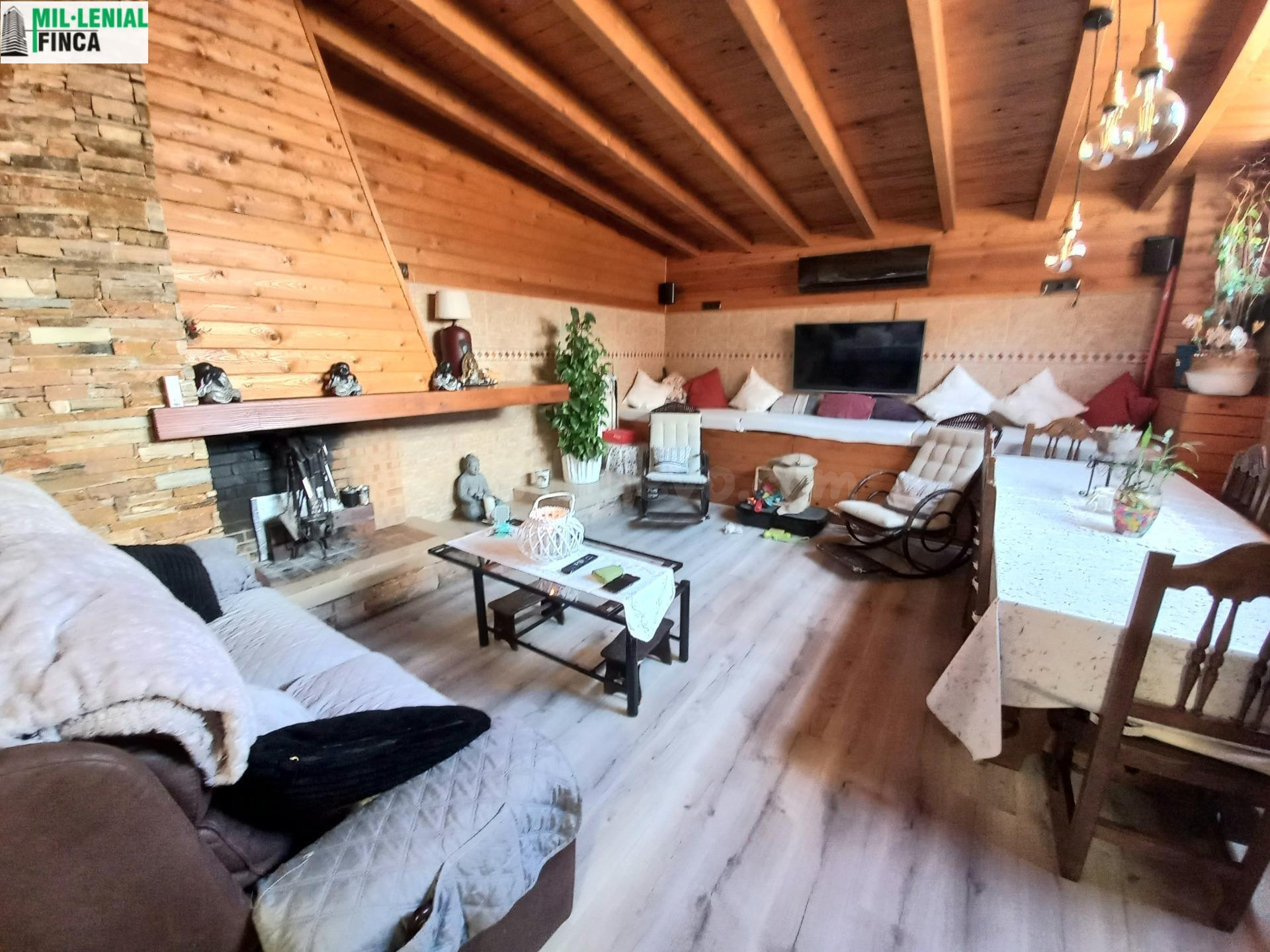 CASA ÚNICA - PLANTA BAJA + 3 PLANTAS - EXCELENTE ESTADO - TODO TIPO DE DETALLES