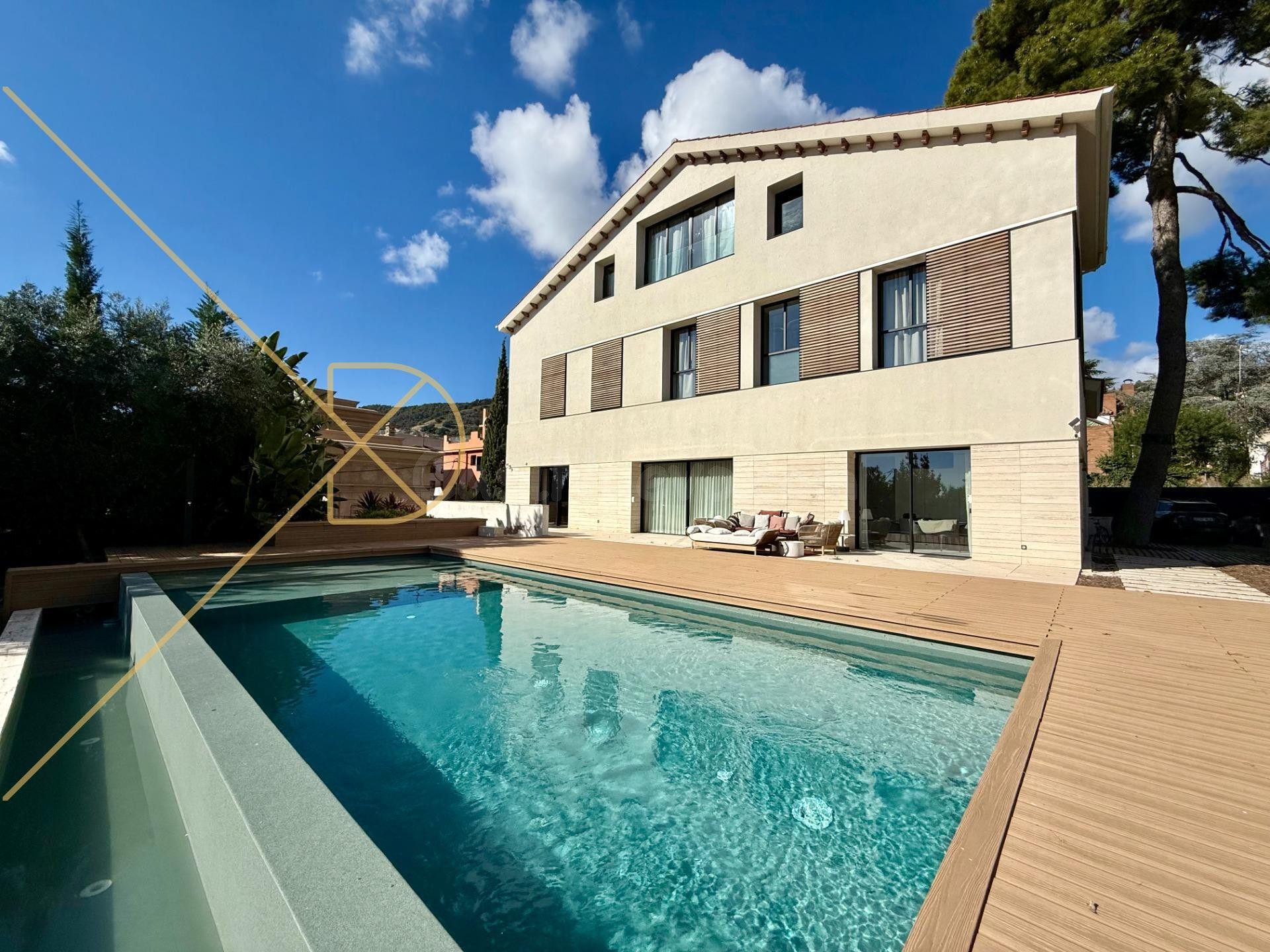 Exclusiva casa moderna de diseño de 627 m2  con piscina, jardín y vistas al mar