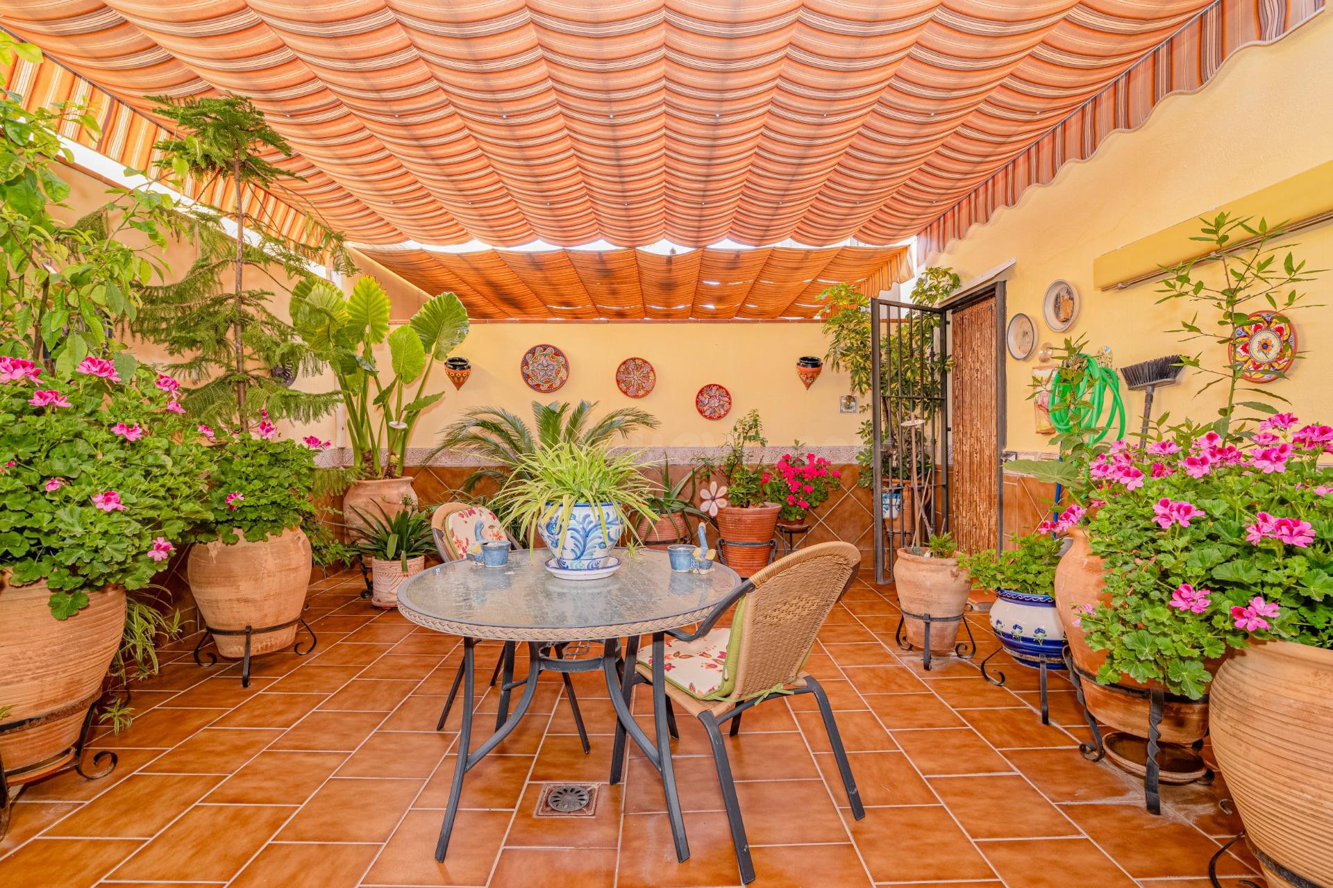 Fantástica casa adosada con gran patio, sótano habitable y e