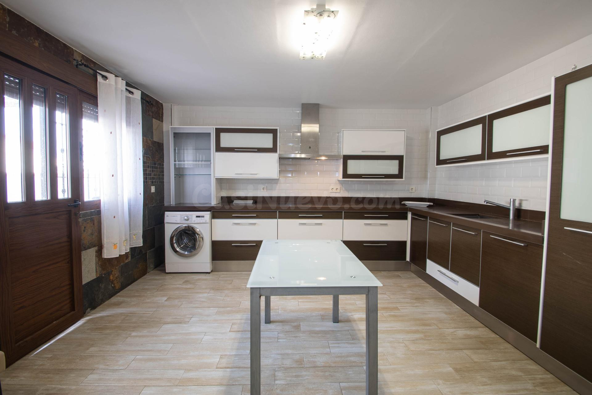 CASA EN UNA PLANTA + GRAN SÓTANO