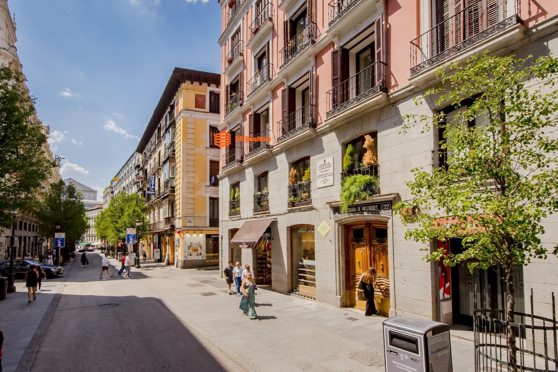 PISO PARA ENTRAR A VIVIR CON 4 BALCONES A LA CALLE