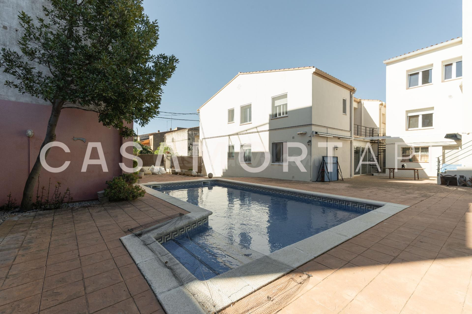 Casa en el Casco de Torroella de Montgrí con Piscina y Garaje