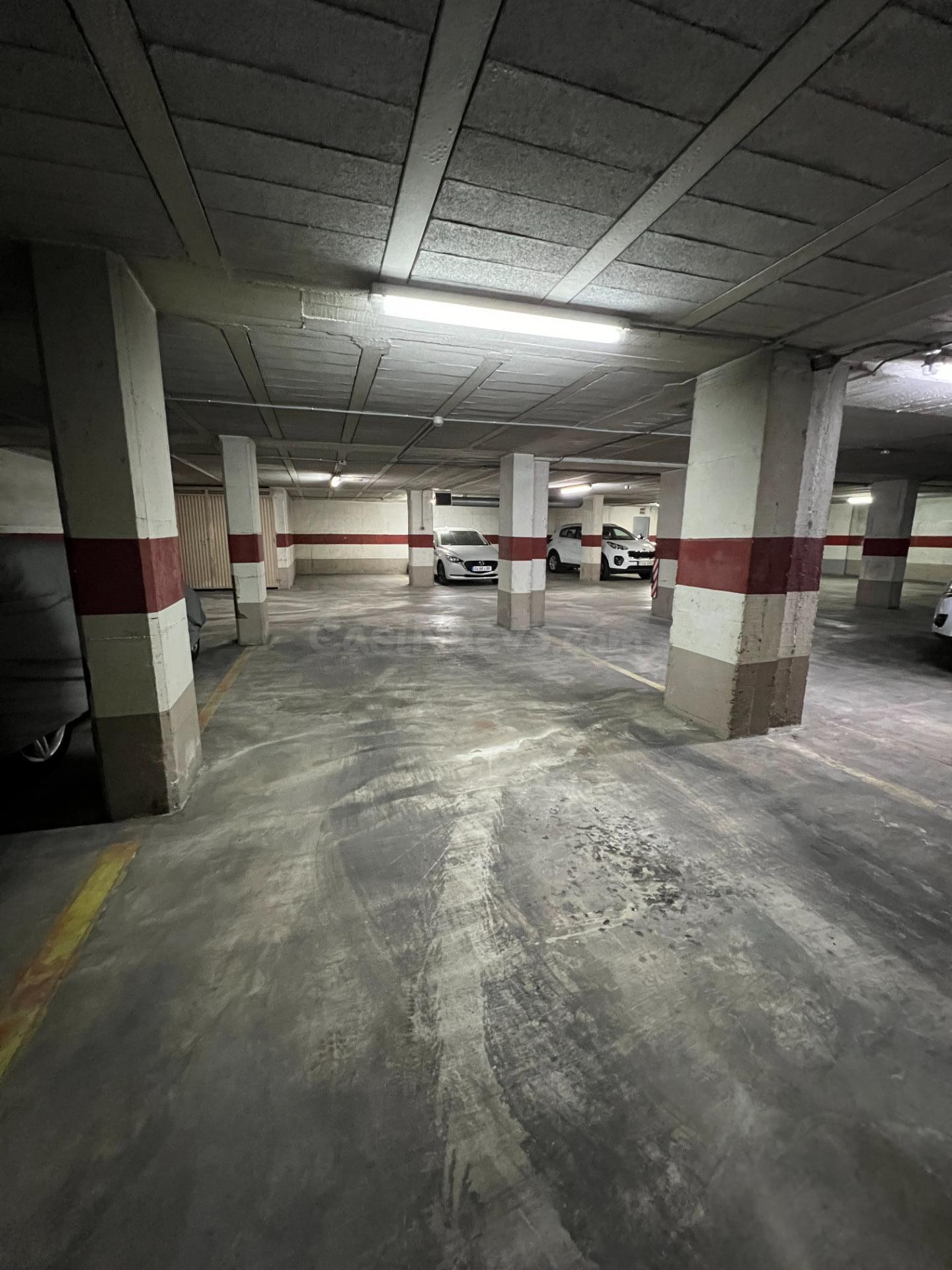 Alicante, pleno centro, plaza de parking grande con trastero.