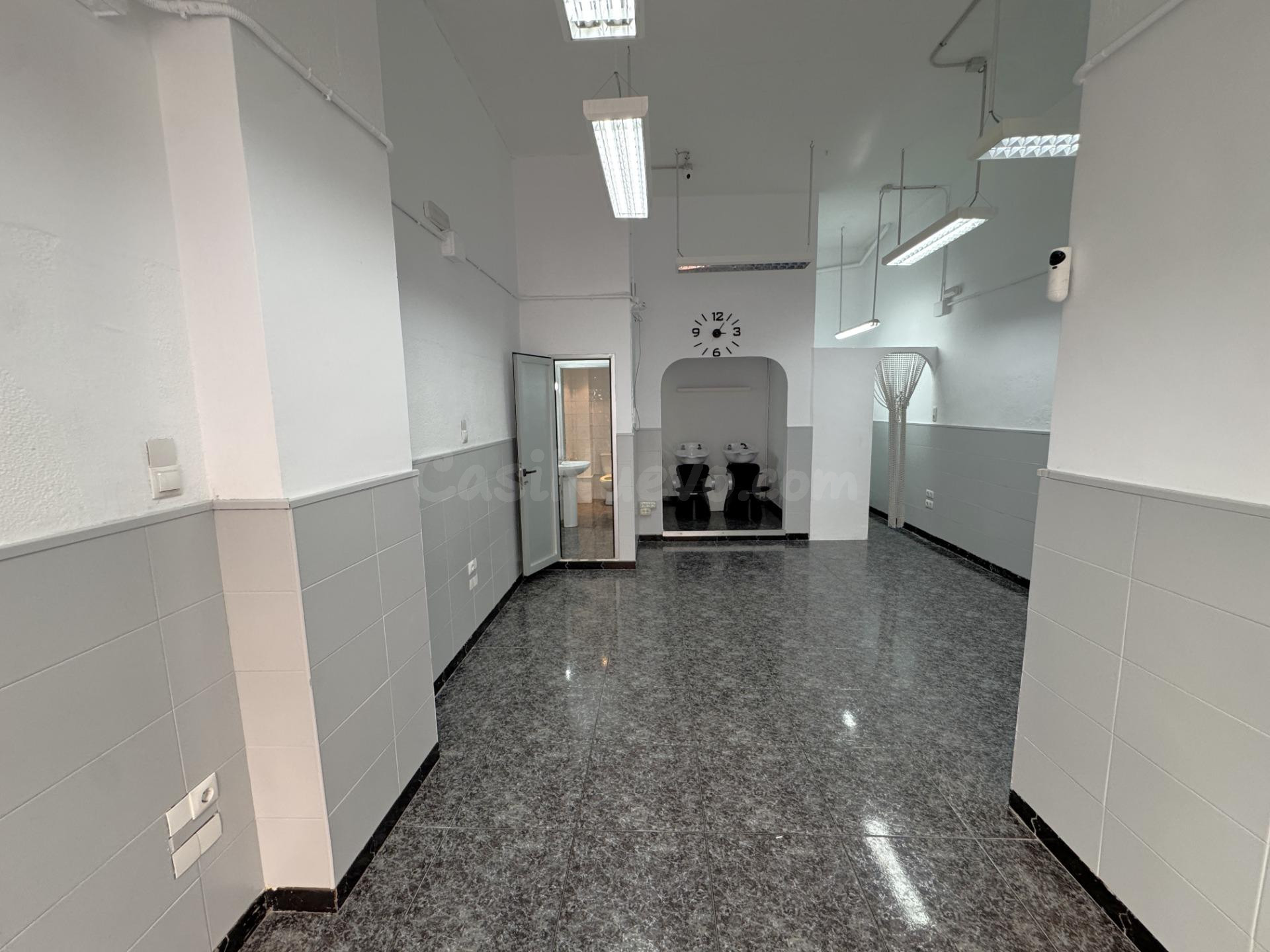 Local a pie de calle en La Isleta con instalación de peluquería, ideal para salón de estética o consulta