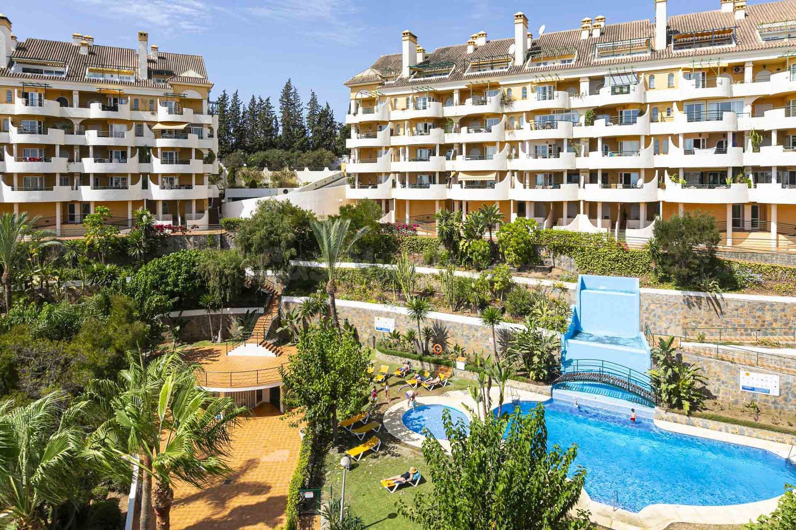 Dúplex de Dos Dormitorios Cerca de Puerto Banús con Vistas al Mar
