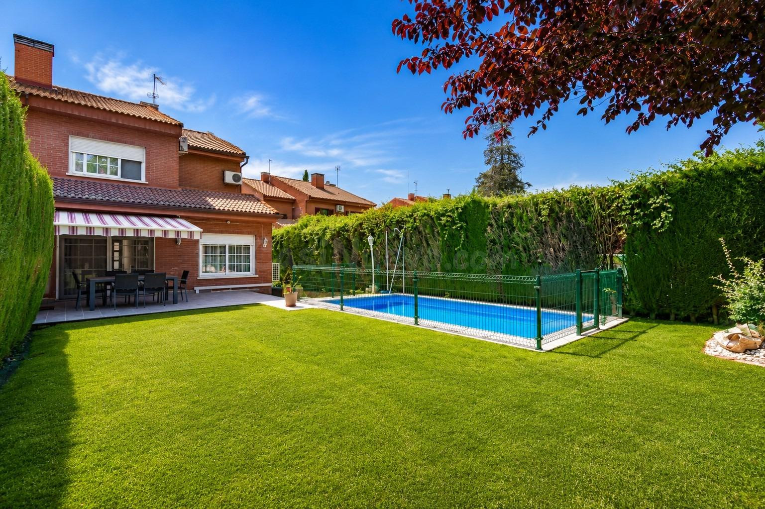 Exclusivo chalet pareado con piscina privada y parcela de 500 m2 en Rivas Oeste