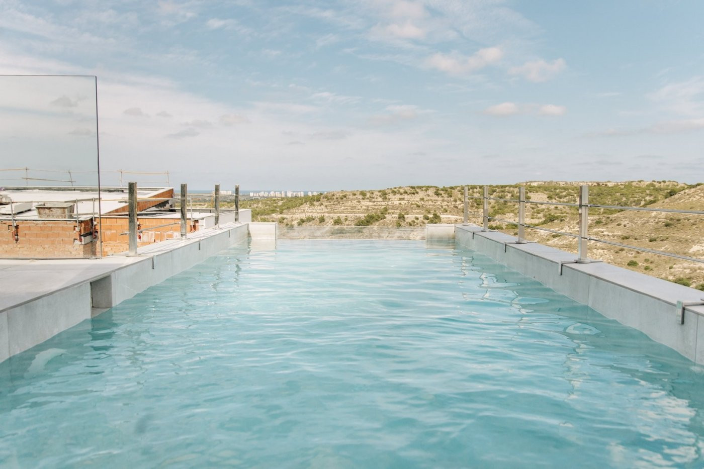Villa de diseño con una superficie total de 250 metros cuadrados con vistas a Guardamar y al mar