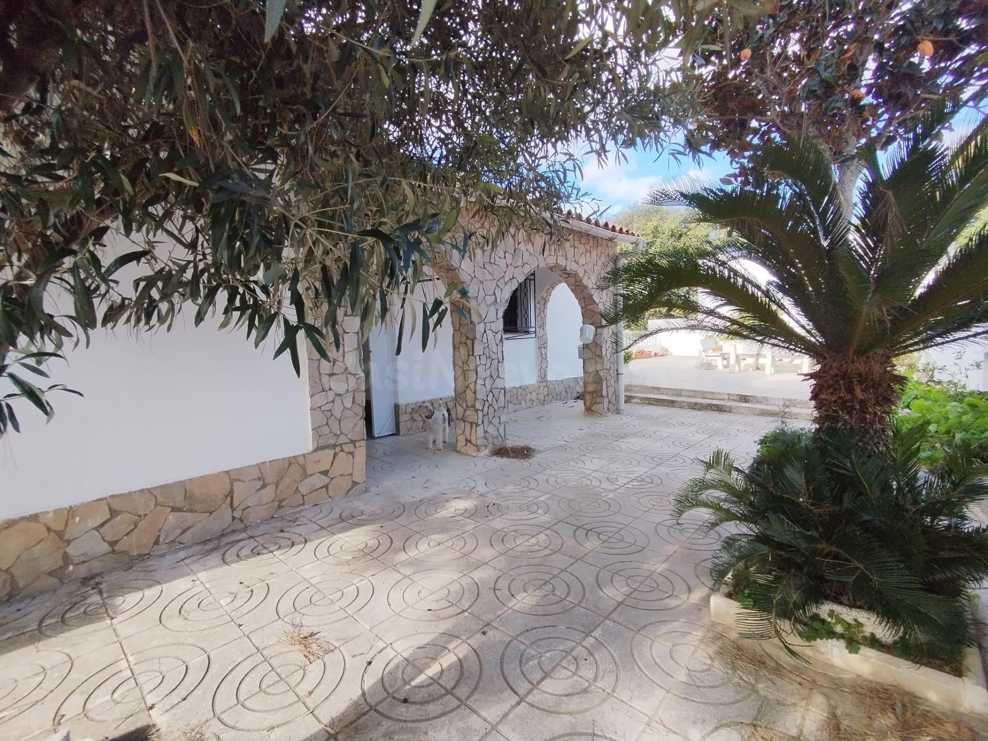 GRAN CASA A CUATRO VIENTOS A LA ENTRADA DE MAS CARBO