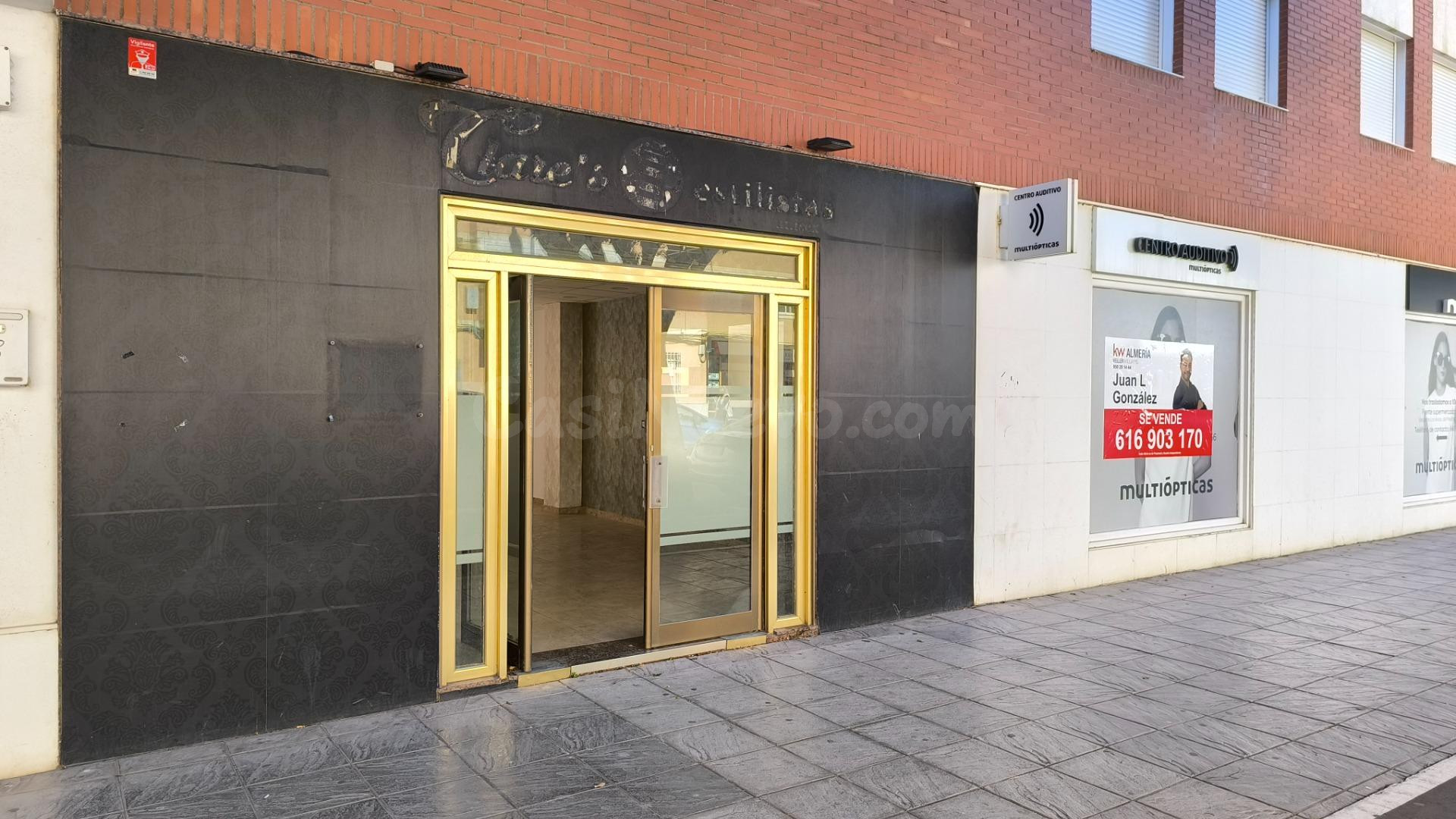 ALQUILER LOCAL COMERCIAL 57 m2 - CARRERA DEL PERÚ - ALMERÍA.