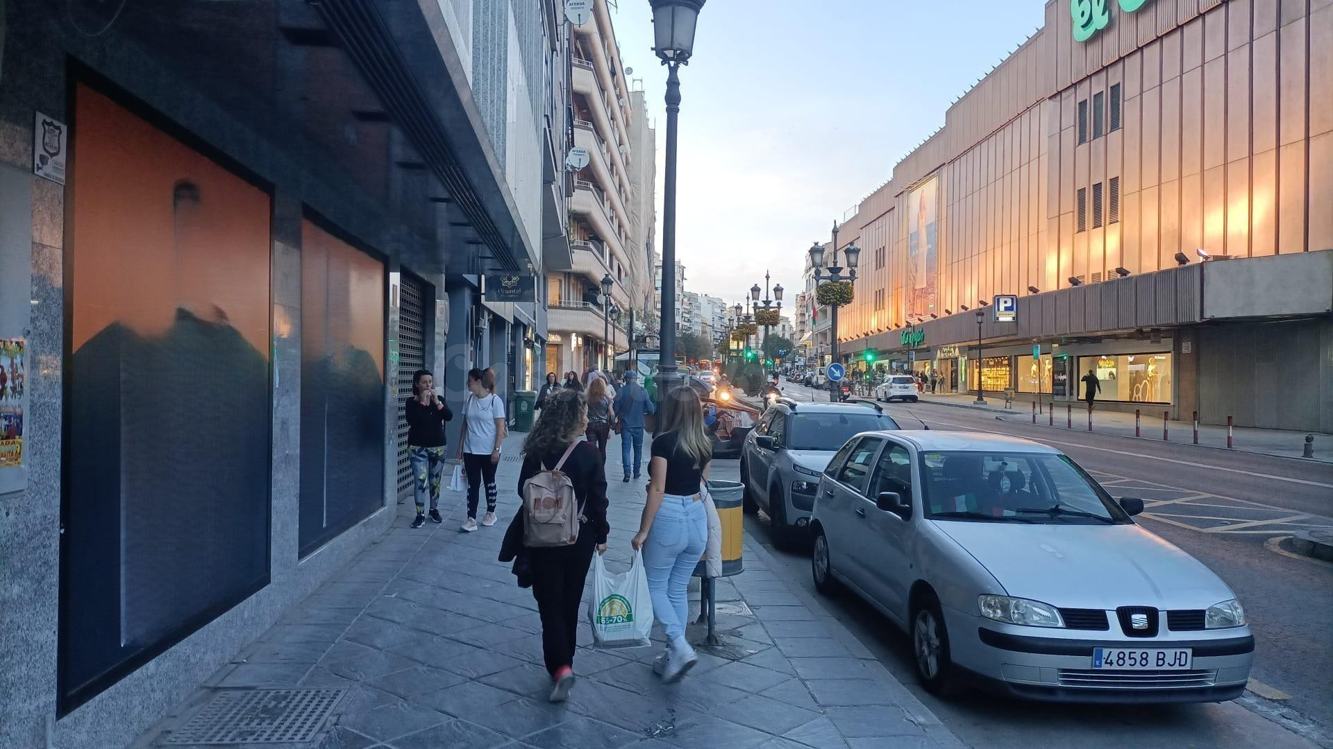 ¡Local en Acera del Darro frente al Corte Inglés!