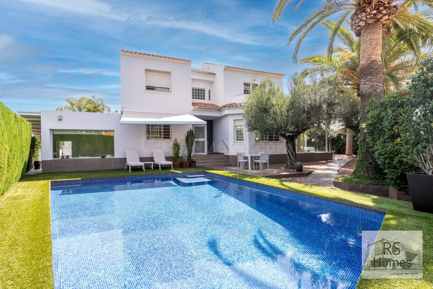 Chalet independiente con carácter y luz natural en parcela esquinera de 600 m2 en la exclusiva urbanización El Carmen, La Eliana