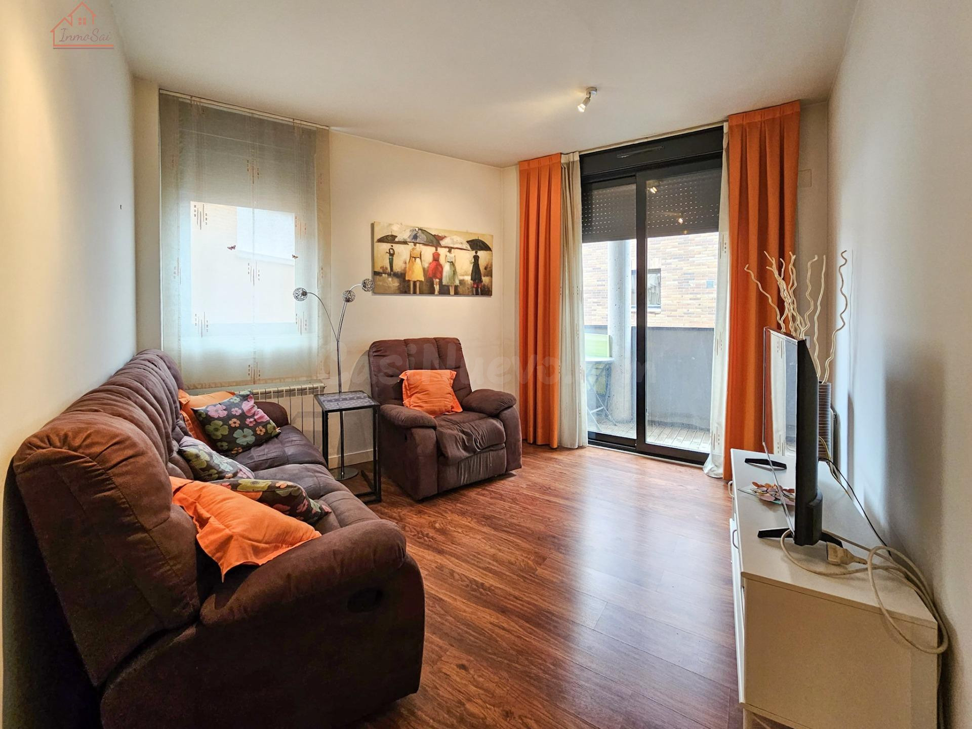 Inmueble en venta con terraza, plaza de garaje y trastero junto al Metro Urgel!
