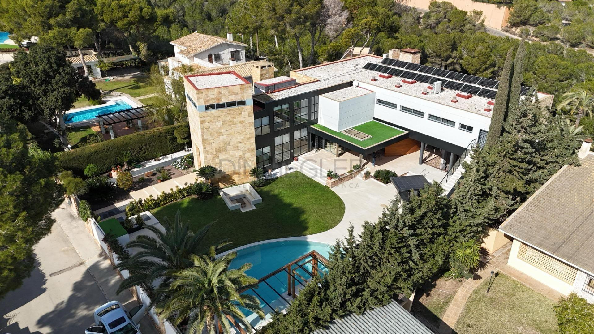 ESPECTACULAR VILLA EN CAMPOAMOR DE 847 M2 DE CASA Y 1500 M2 DE PARCELA. 7 DORM. 8 BAÑOS. PLAYA 750 M