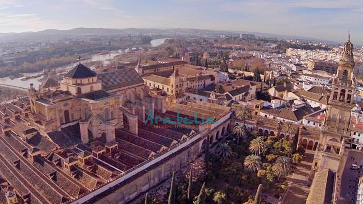CASA SEÑORIAL CERCA DE LA MEZQUITA.