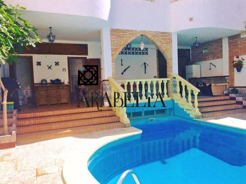 ¡Espectacular Edificio Completo en Zona Levante junto a la emblemática zona de Jesús Rescatado! Piscina, Garaje para 4 Coches y Gran Potencial