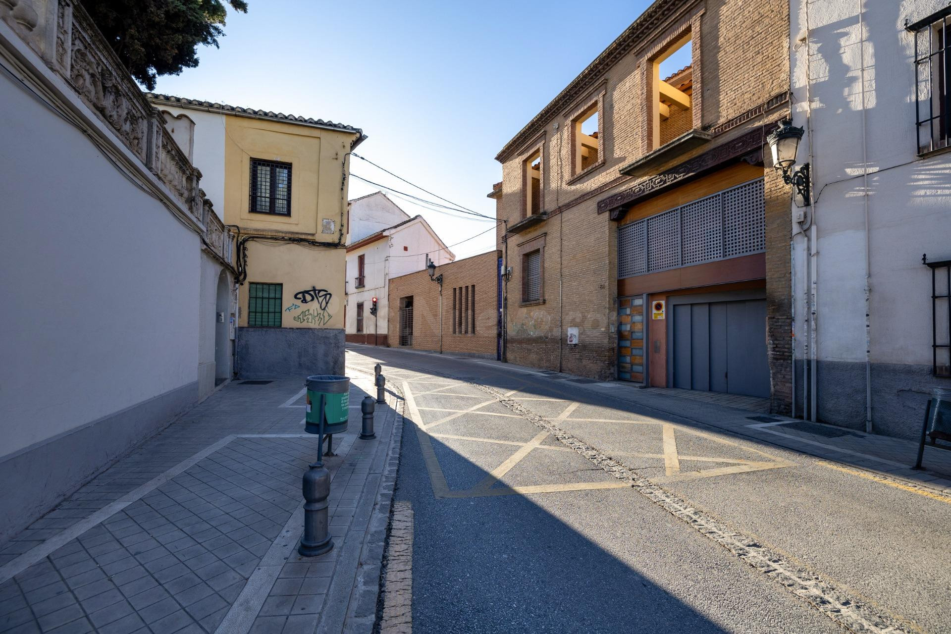 Barrio del Realejo. Sacamos a la venta dos plazas de garaje para coche muy grande.