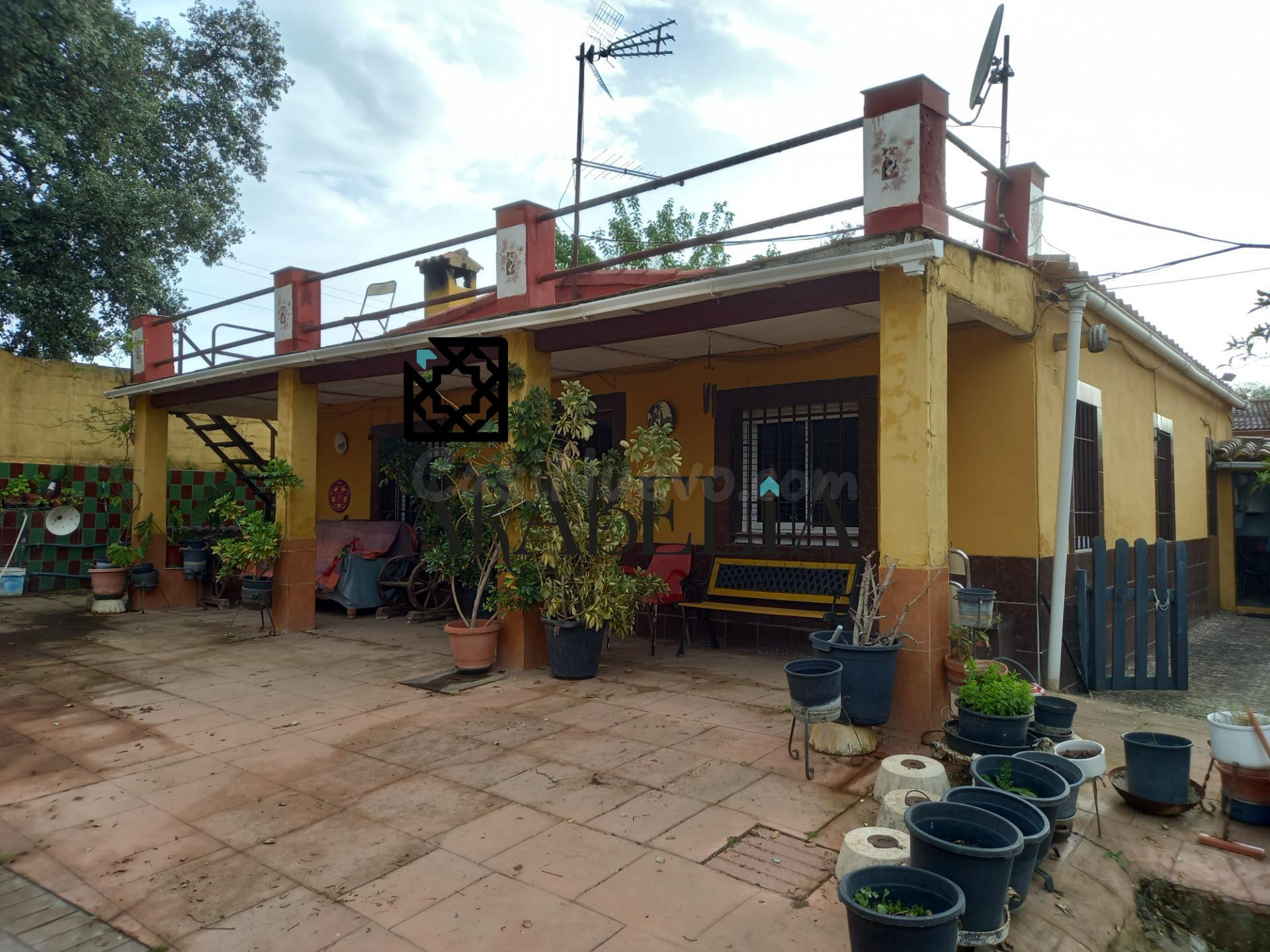 Amplia Casa con Terreno en Córdoba - Oportunidad de Inversión - NO HIPOTECABLE