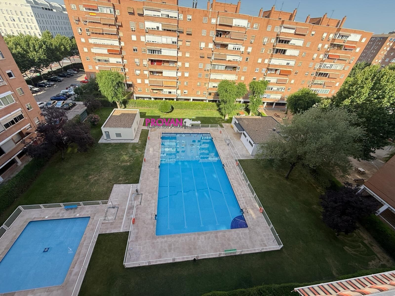 AMPLIO Y LUMINOSO PISO,  EN PARQUE FLORENCIA ,  ZONA VEREDILLAS , CON PISCINA COMUNITARIA Y AMPLIAS ZONAS VERDES