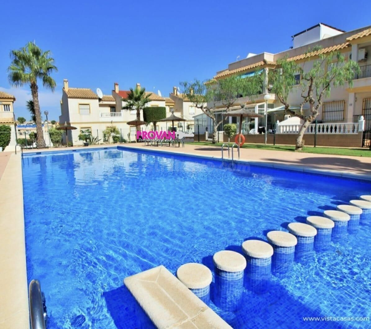 LUMINOSO  CHALET  PAREADO EN ORIHUELA COSTA , 3 DORMITORIOS DOBLES , PISCINA !!!!!