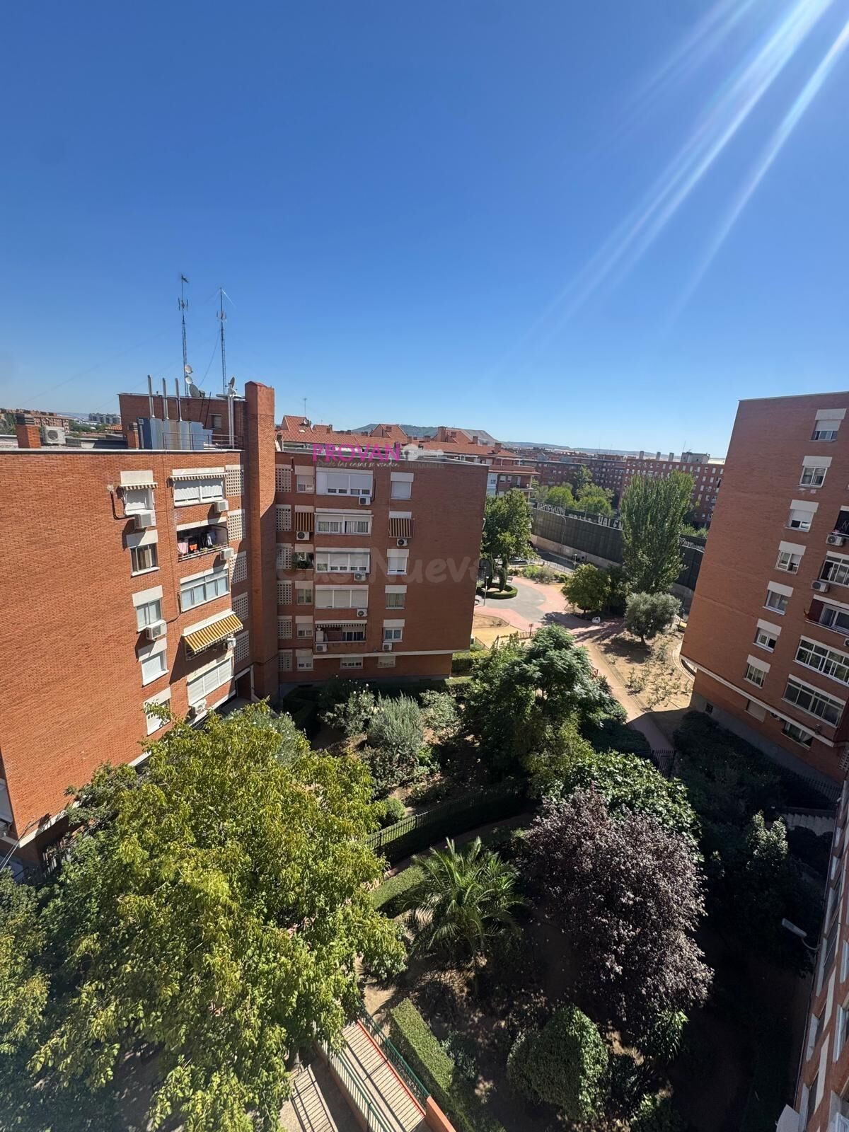 MUY AMPLIO!! CON 3 DORMITORIOS, DOS BAÑOS Y COCINA INTEGRADA!
