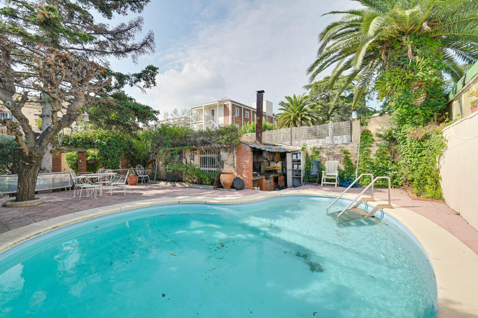 Planta baja con jardín y piscina