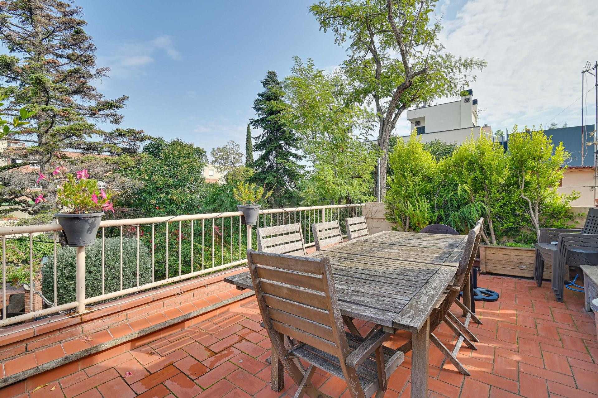 Excepcional piso con amplia terraza y vistas a jardin en un entorno privilegiado