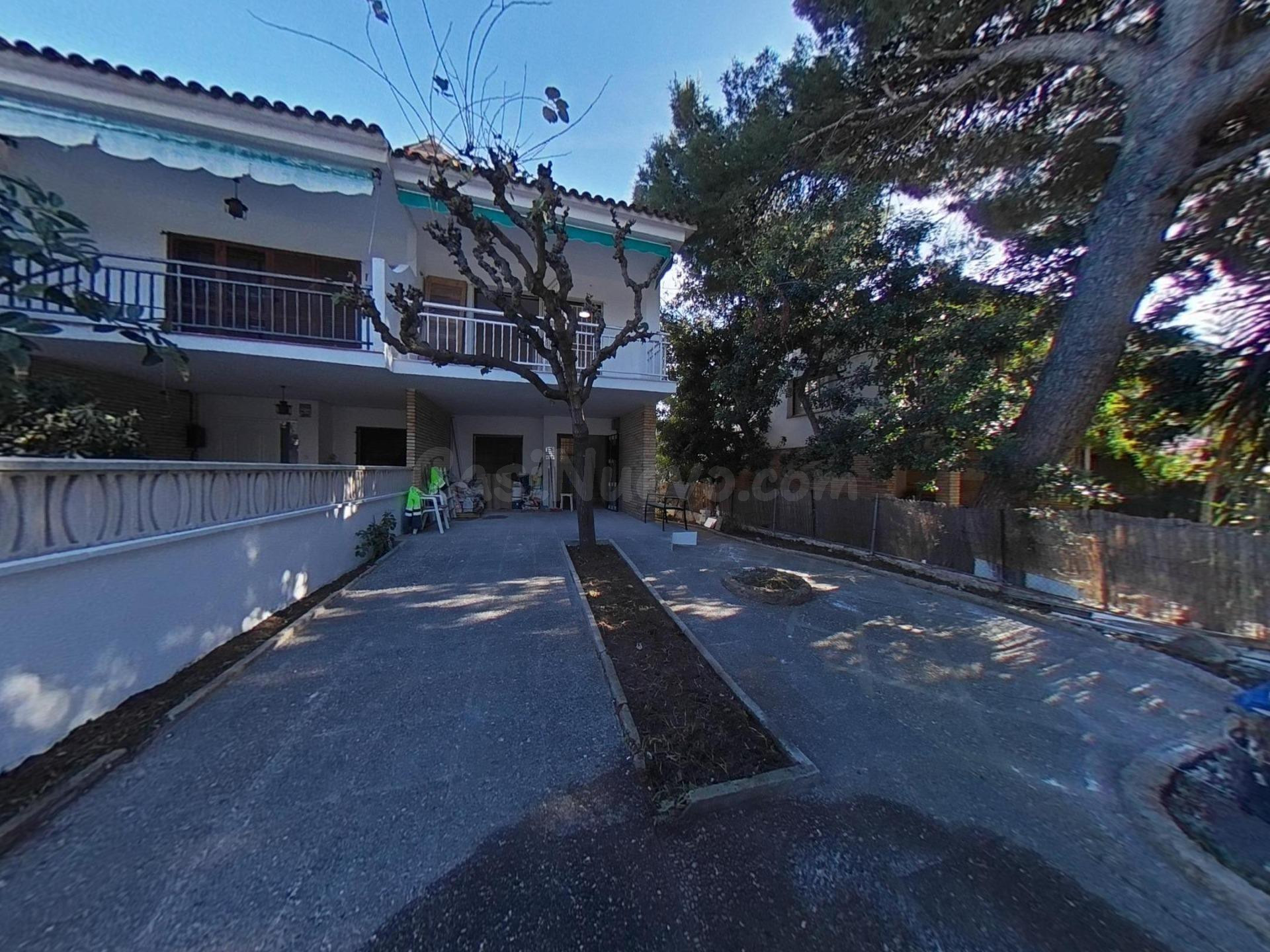 CASA PAREADA ESQUINERA EN VENTA EN COMA-RUGA – OPORTUNIDAD Ú