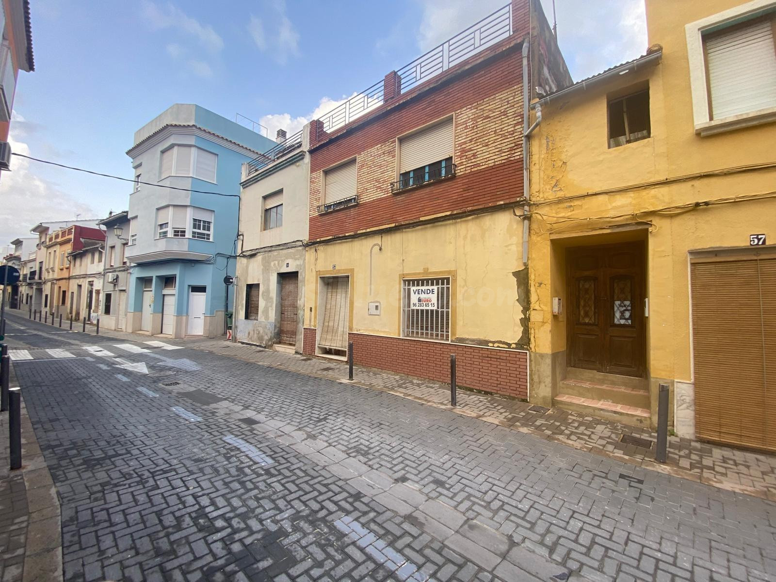 CASA CON FACHADA DE 6 METROS. CENTRO DE TAVERNES, PARA REFOR