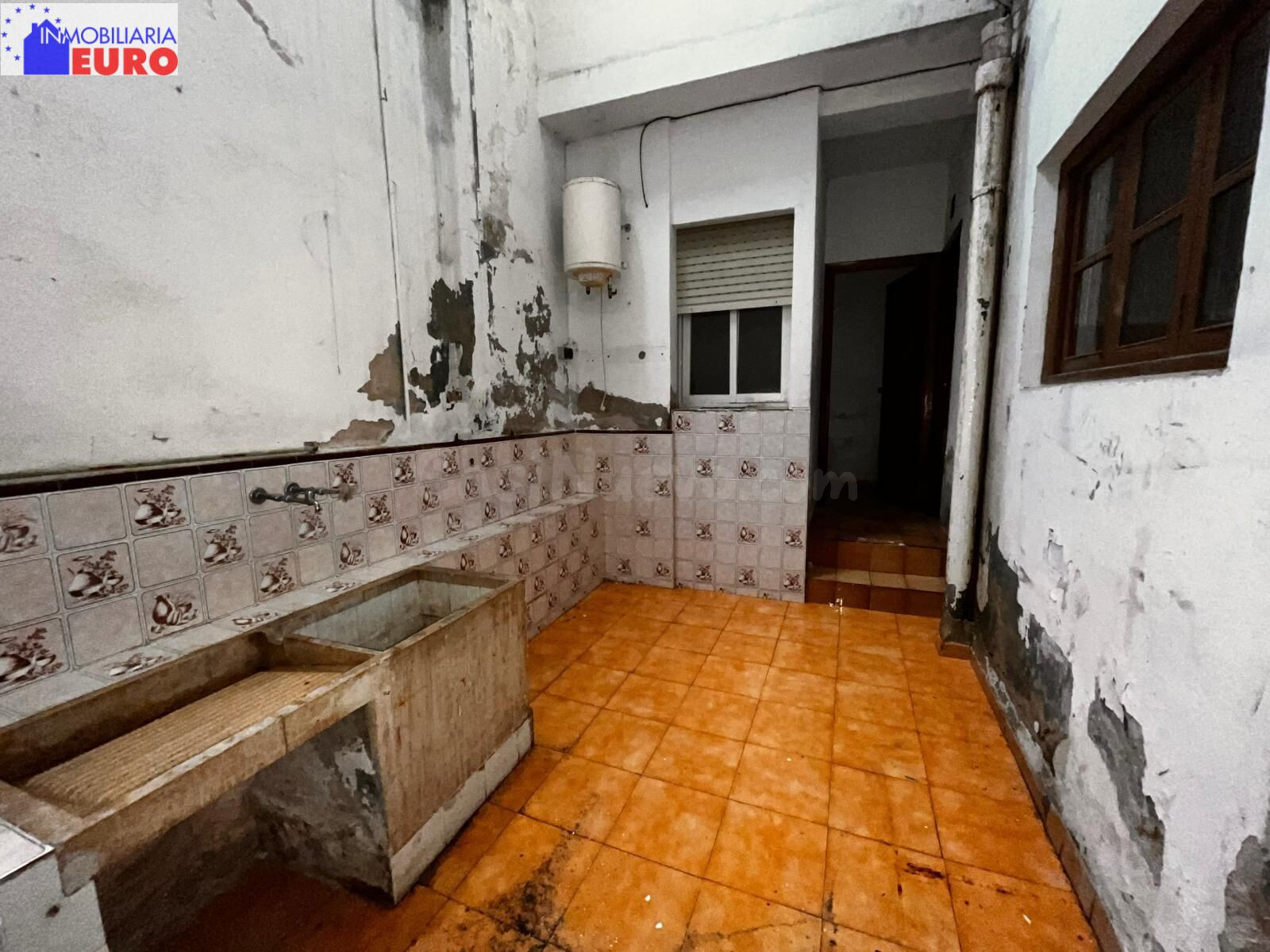 CASA CON FACHADA DE 6 METROS. CENTRO DE TAVERNES, PARA REFOR - foto 4