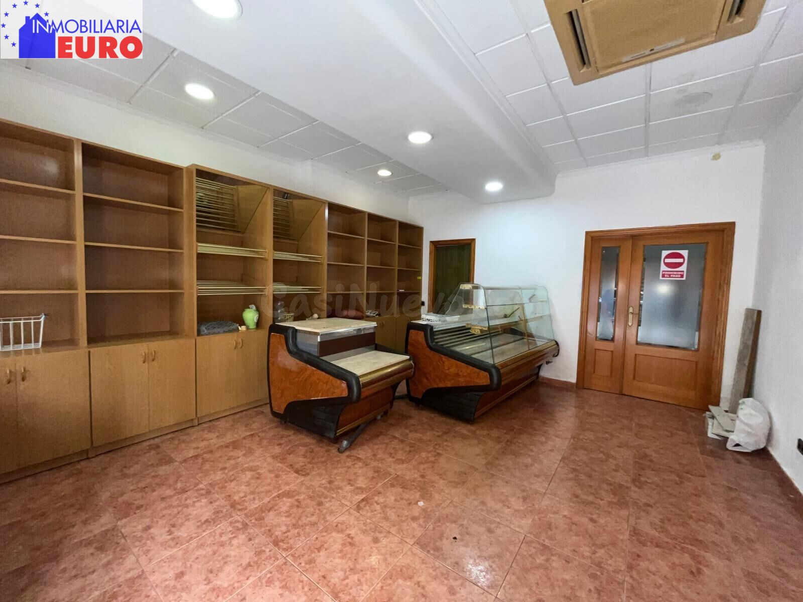Local comercial TOTALMENTE ACONDICIONADO con casa de madera