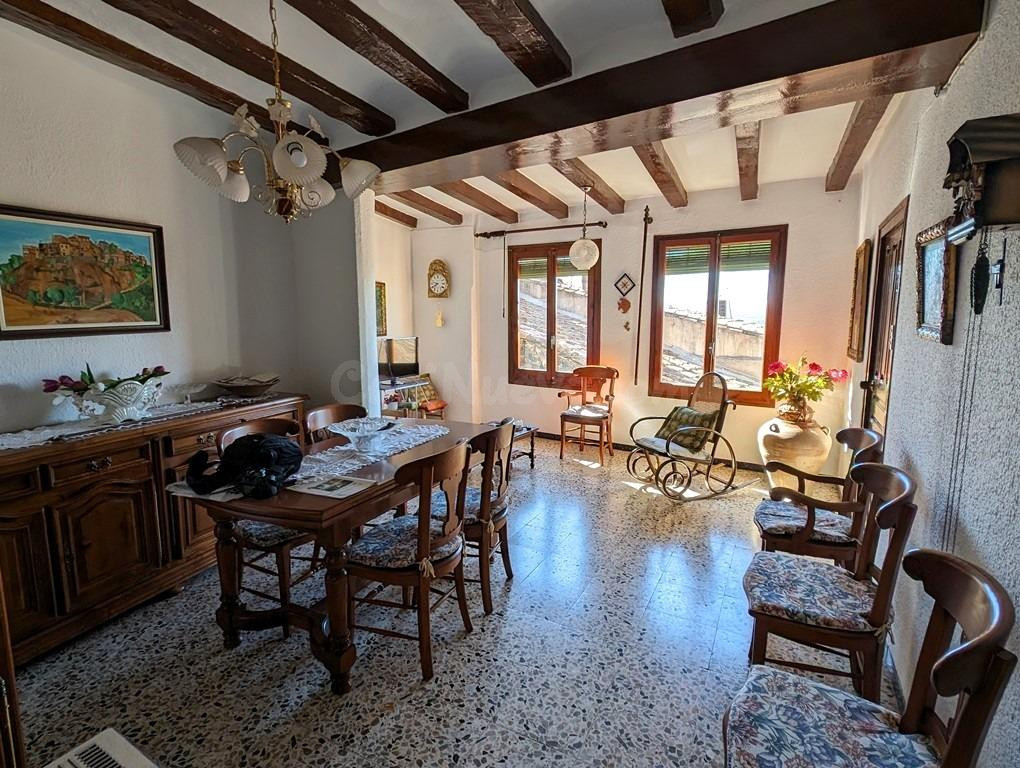 Casa en Horta de Sant Joan de 248 m2 con 4 plantas, bodega, terraza y jardín.