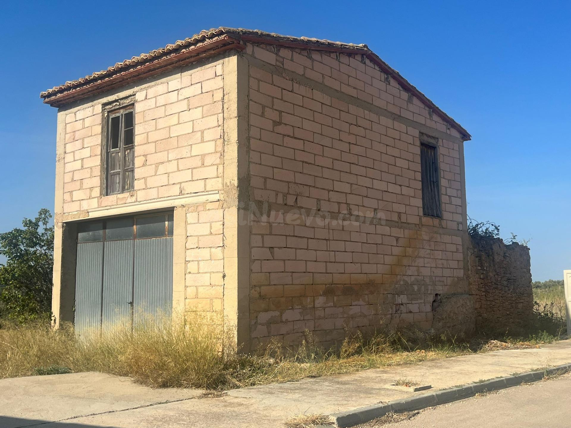 Almacén de dos plantas en La Portellada