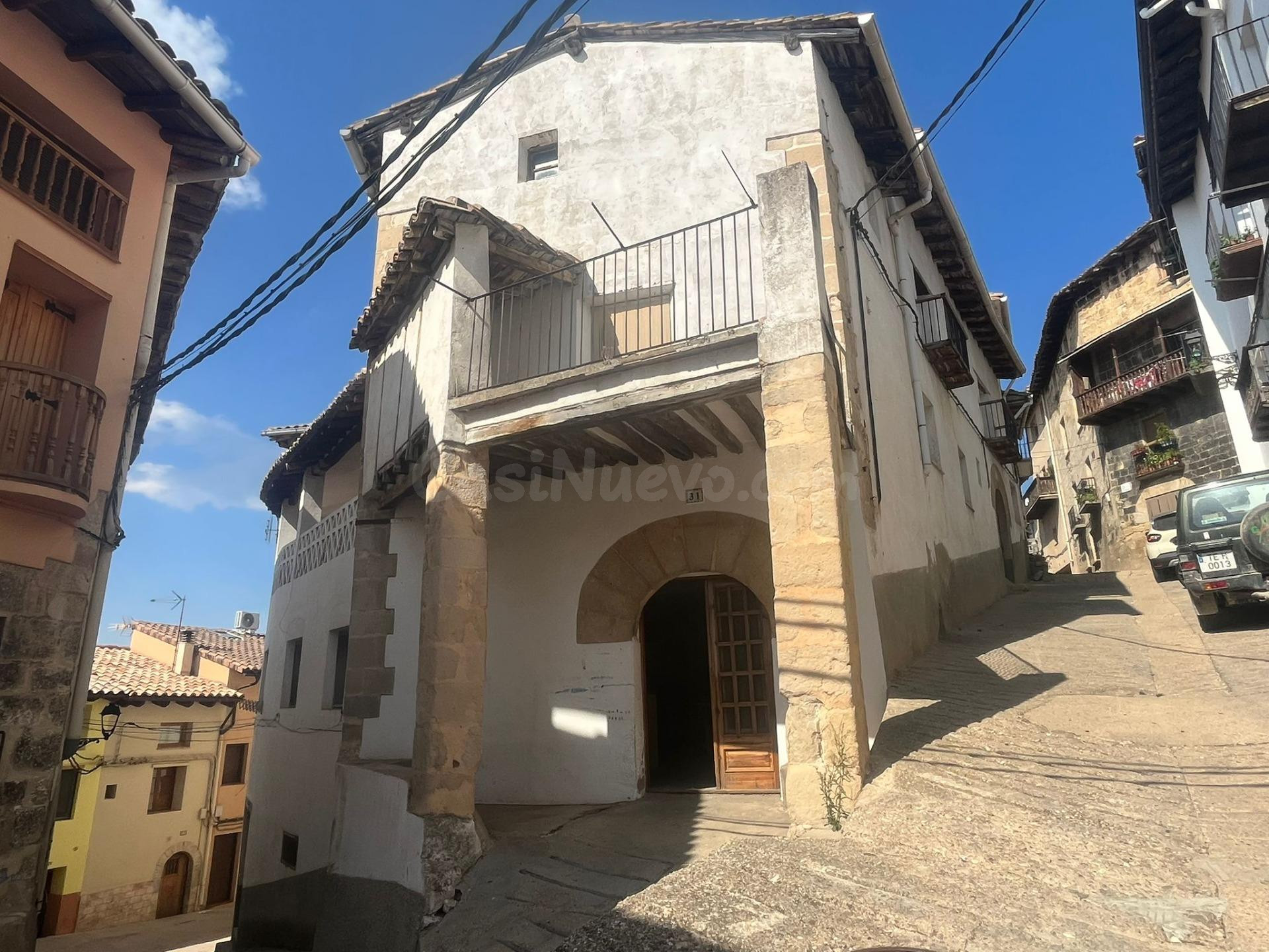 Casa señorial con varios apartamentos y local comercial en Peñarroya de Tastavins