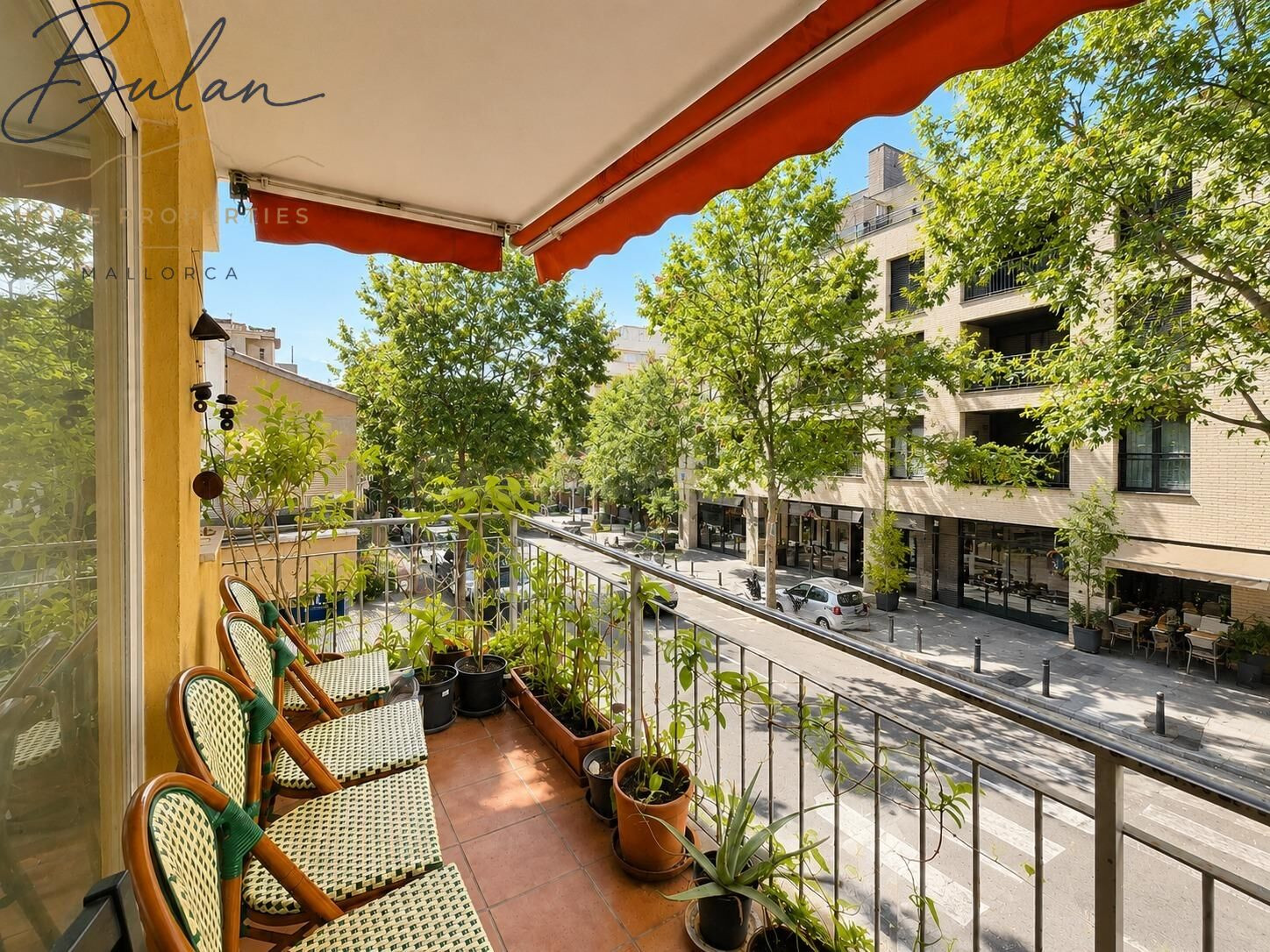 Amplio piso de cuatro habitaciones con balcón en Plaza Madrid, Palma