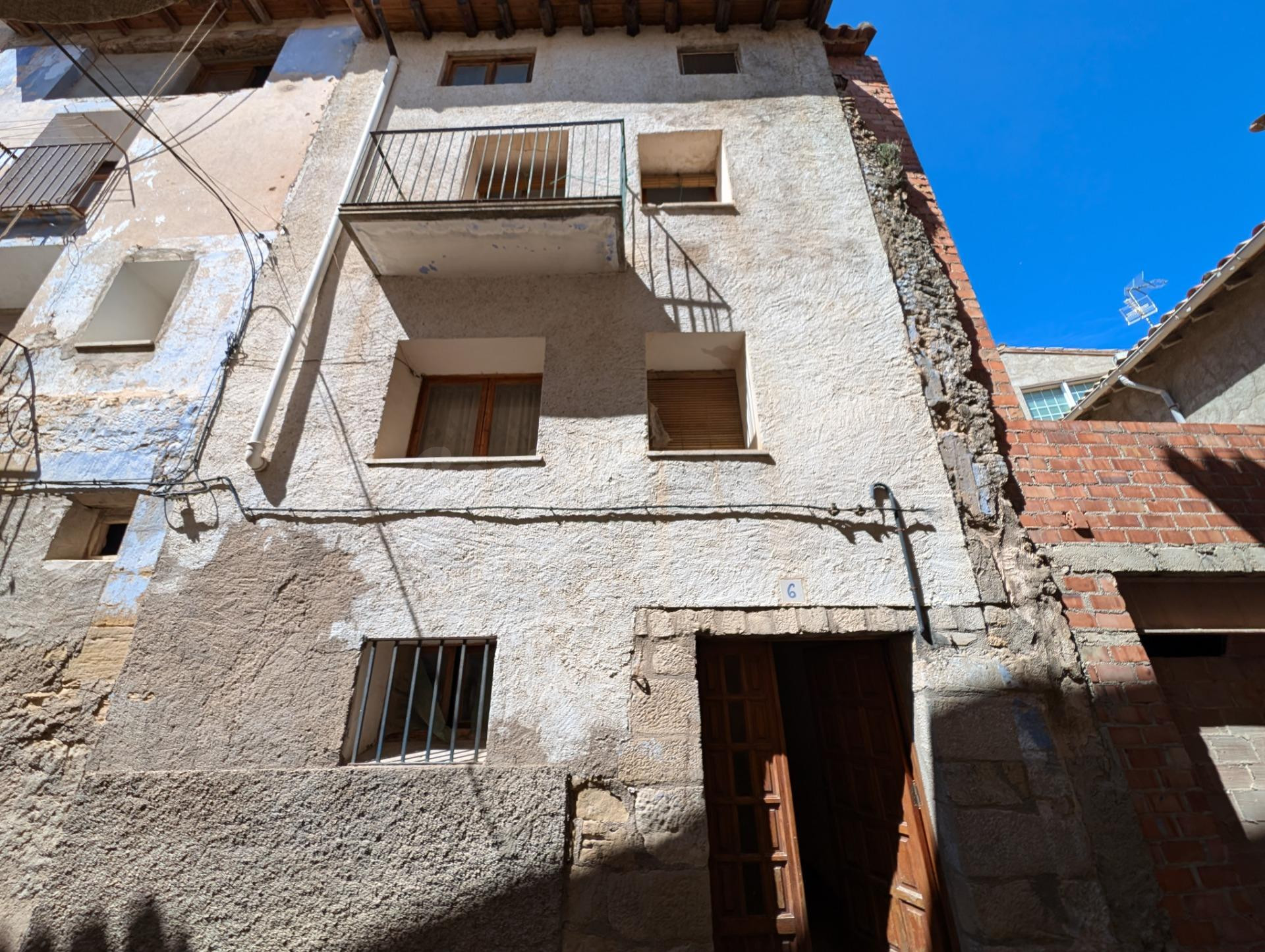 Casa con patio y terraza en el casco antiguo de La Fresneda