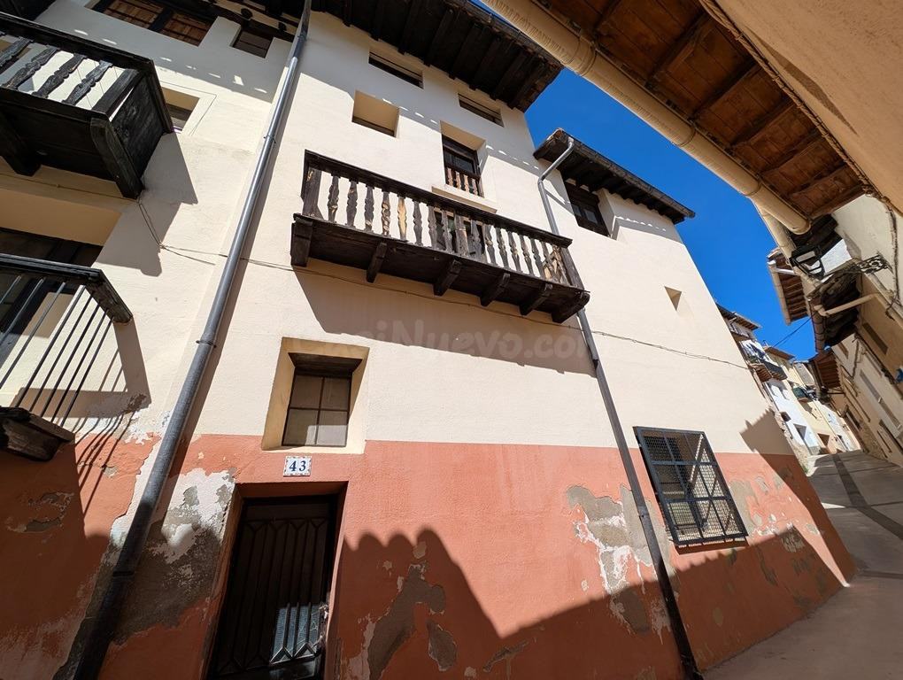 Casa con tejado reformado en Peñarroya de Tastavins