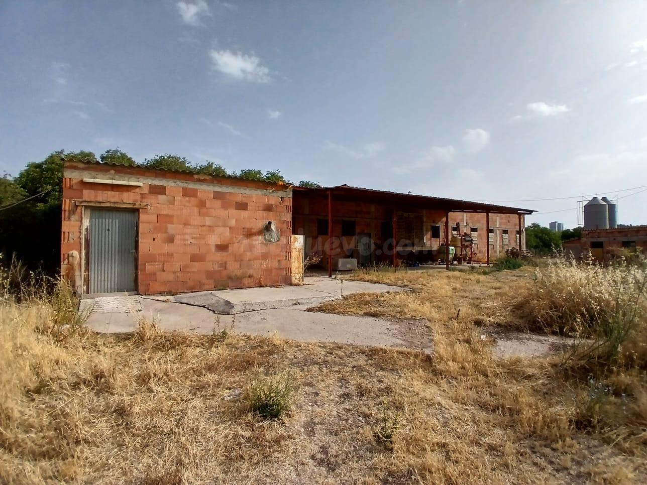 Finca con masía y almacenes en Valderrobres