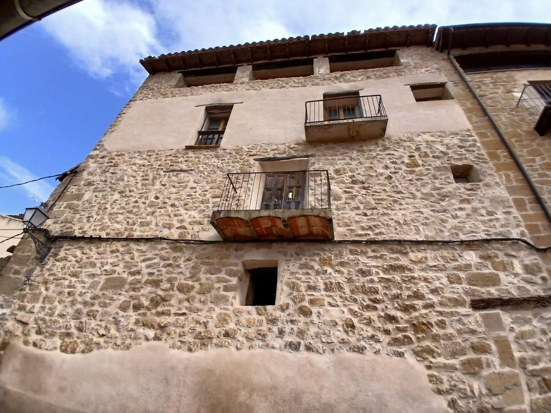 Casa con patio en Torre del Compte