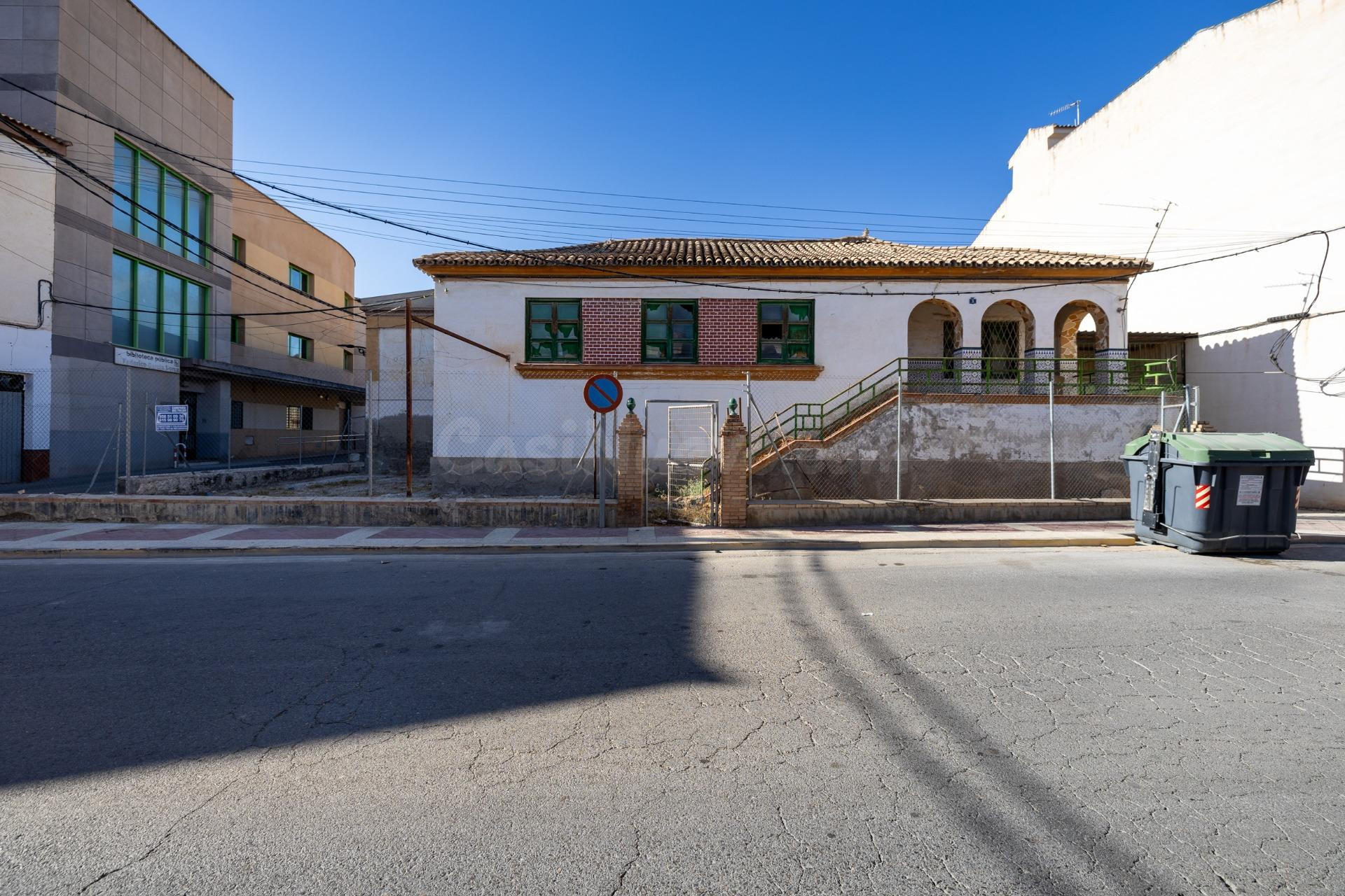 Gran oportunidad en Fuente Vaqueros: parcela de 800 m2 con casa y naves industriales