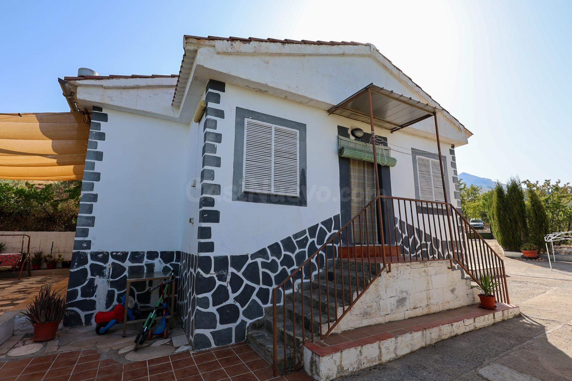 Finca rústica de 9.766 m2 con vivienda legalizada, AFO y piscina en Cogollos Vega