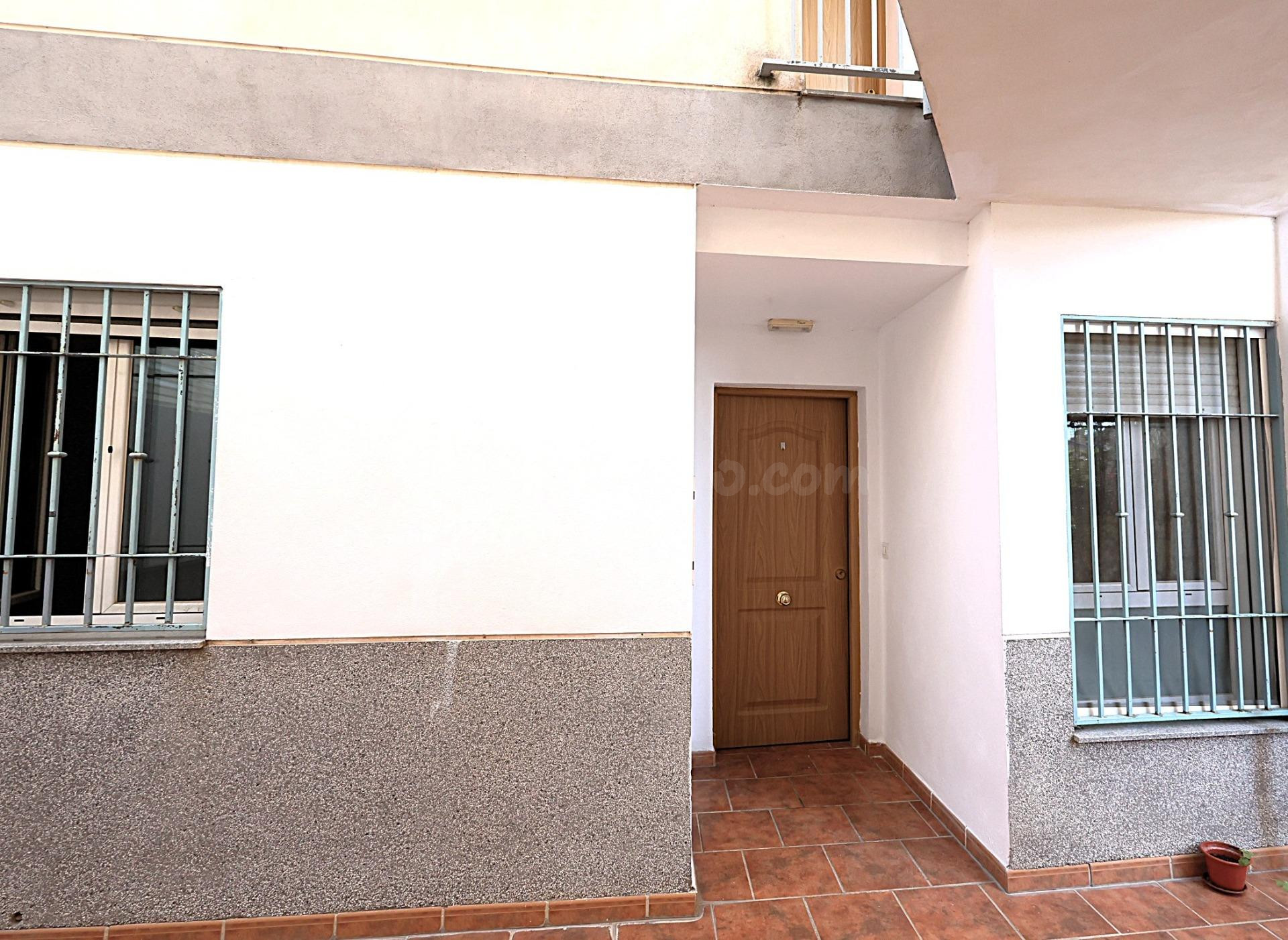 Piso bajo en pleno centro de Cúllar Vega con garaje incluido