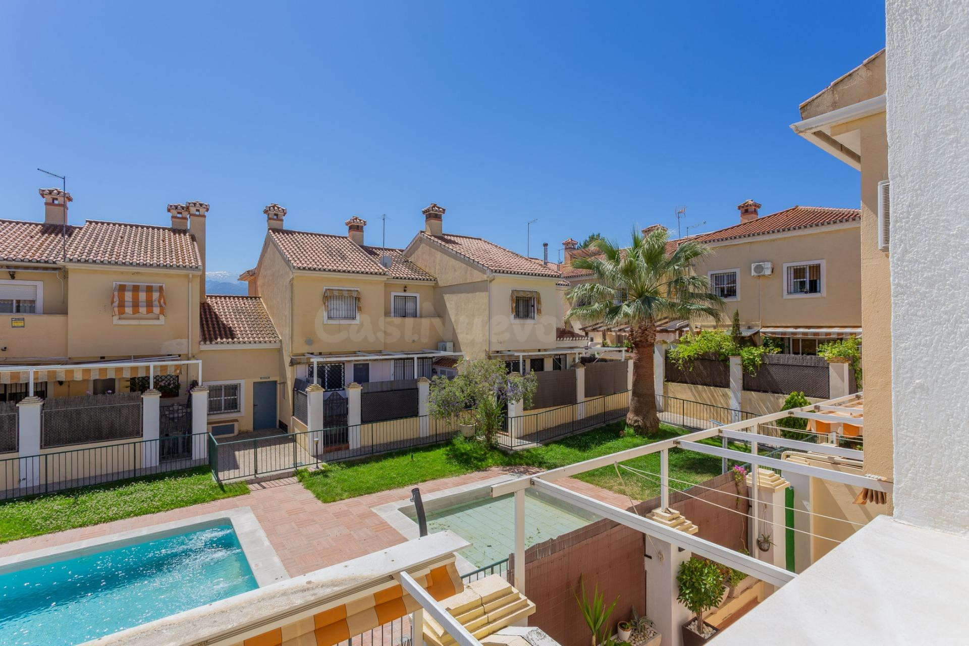 Amplia vivienda con patio, sótano y acceso a piscina en Alhendín
